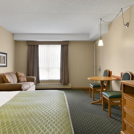Colonial Square Inn&Suites Saskatoon Esterno foto