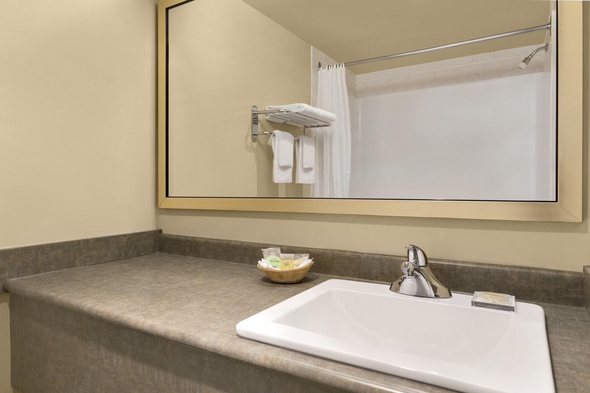 Colonial Square Inn&Suites Saskatoon Esterno foto