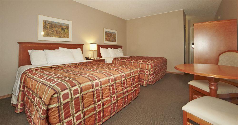 Colonial Square Inn&Suites Saskatoon Esterno foto