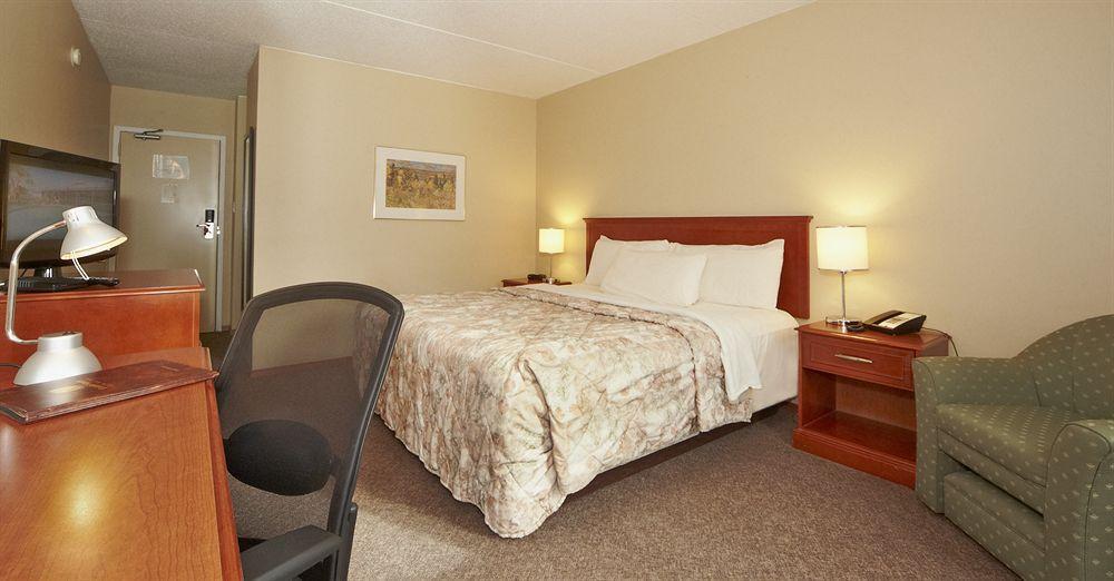 Colonial Square Inn&Suites Saskatoon Esterno foto
