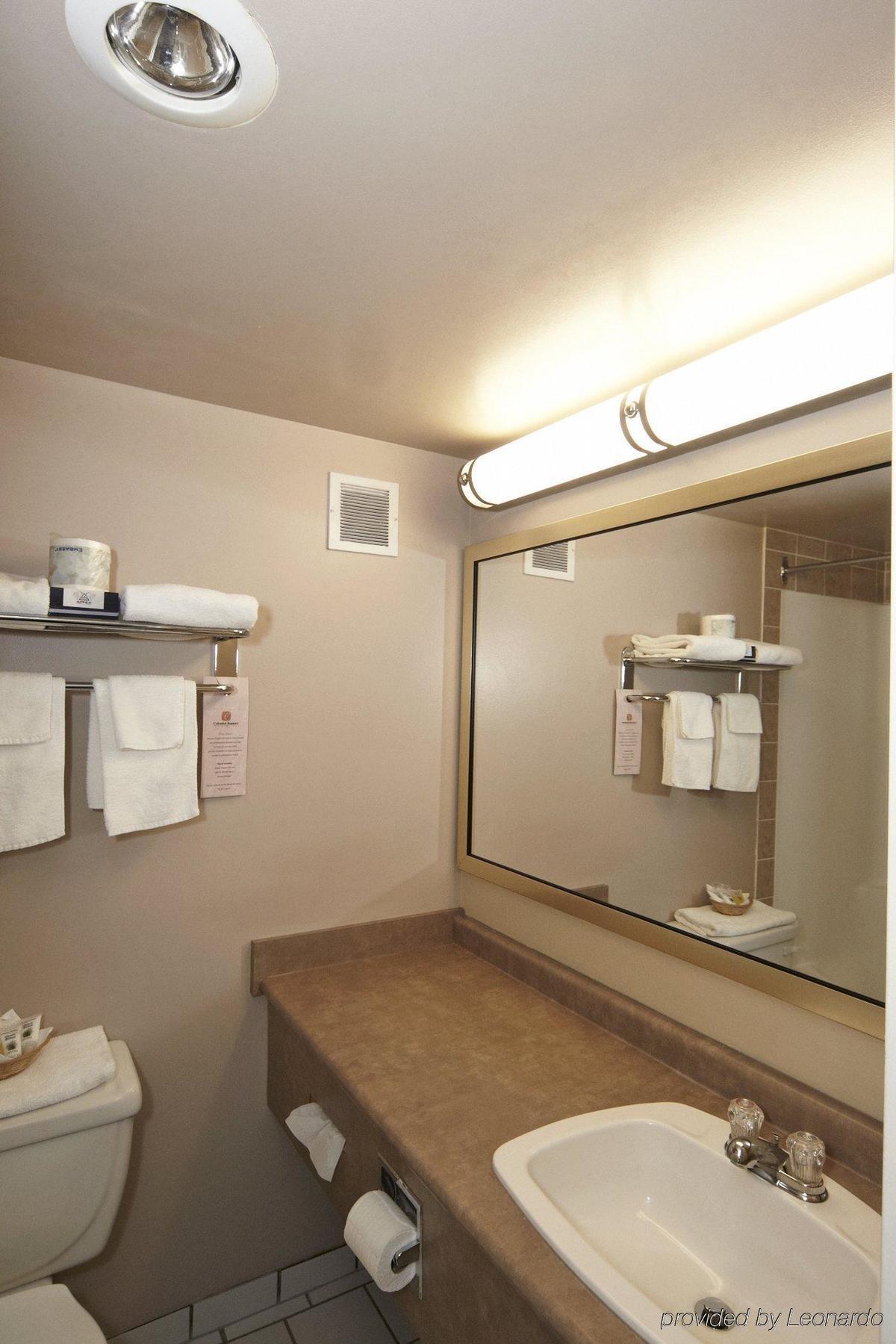 Colonial Square Inn&Suites Saskatoon Esterno foto