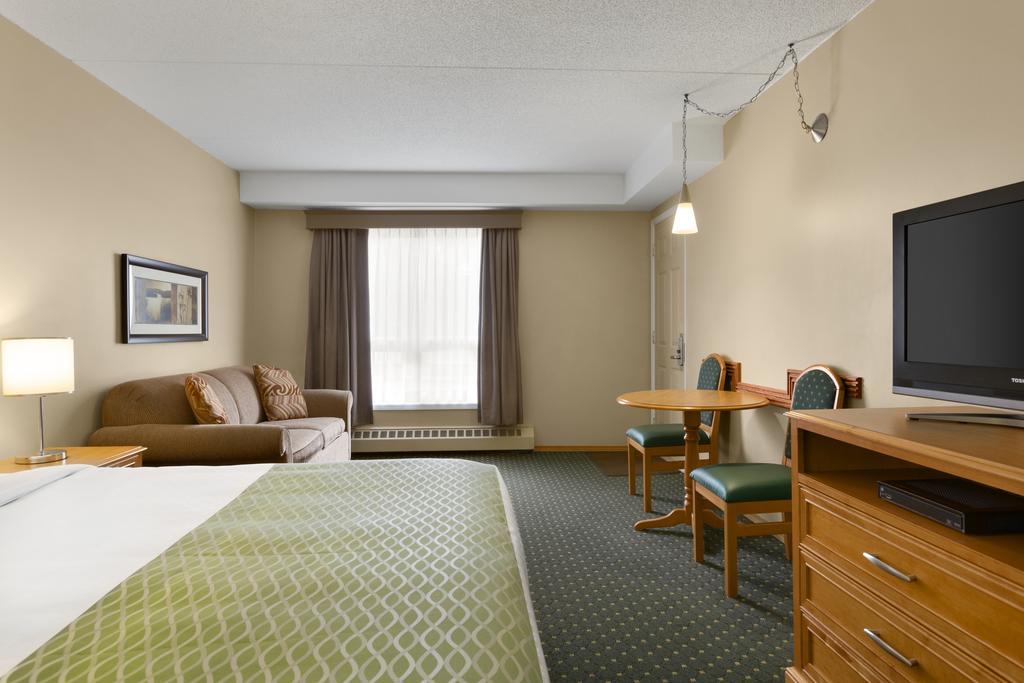Colonial Square Inn&Suites Saskatoon Esterno foto